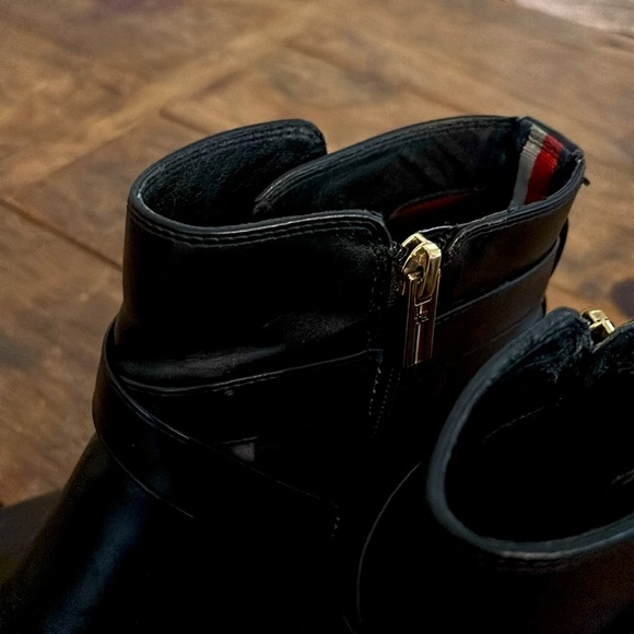 Tommy Hilfiger Black Ankle zipper boots 7M with Gold Emblem - Picture 2 of 16